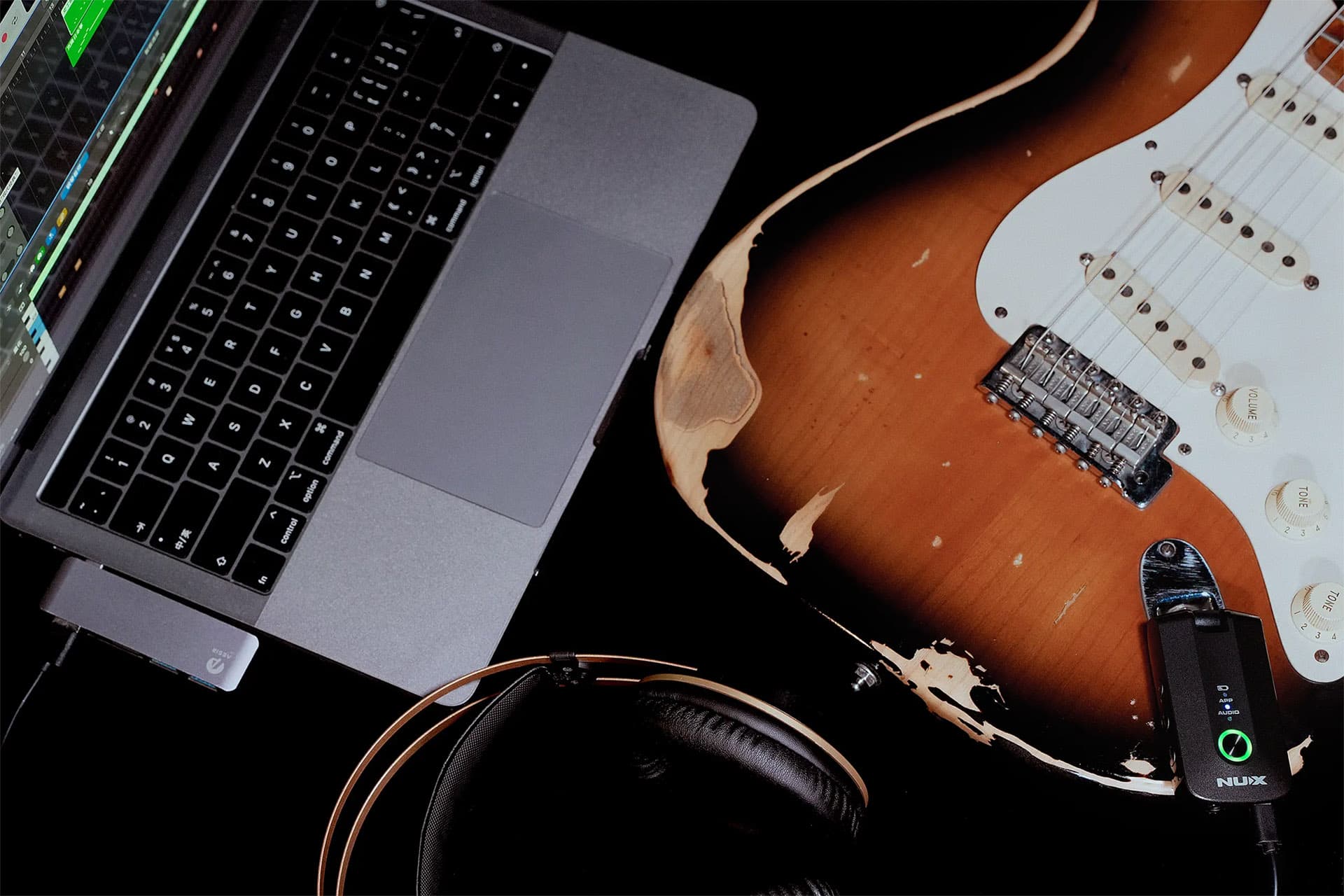 NUX Mighty Plug Pro tilsluttet en guitar — officielt produktbillede